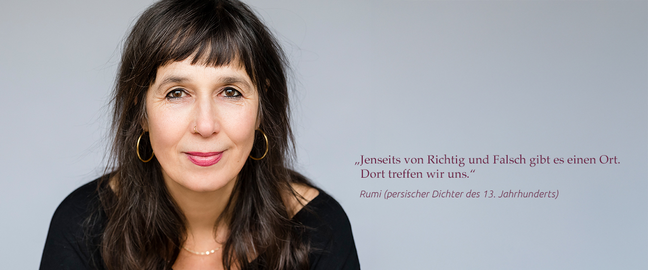 Natalie Samimi, daneben ein Zitat von Rumi, einem persischen Dichter des 13. Jahrhunderts